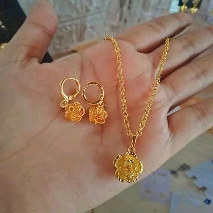 Set Mawar Kalung dan Anting Lapis Emas model kendari