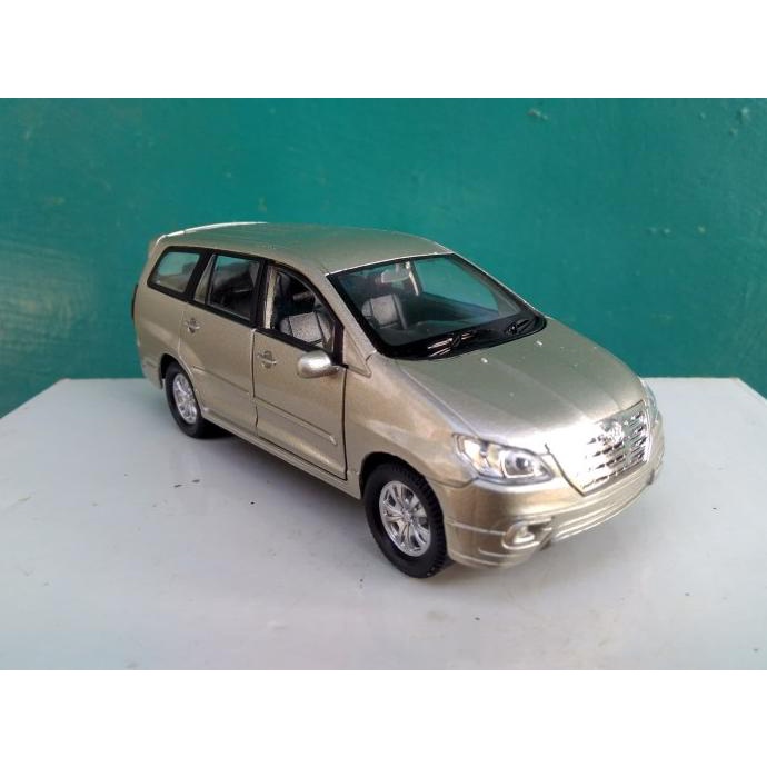 Diecast Innova Miniatur Toyota Kijang Innova Mainan Model Mobil Murah