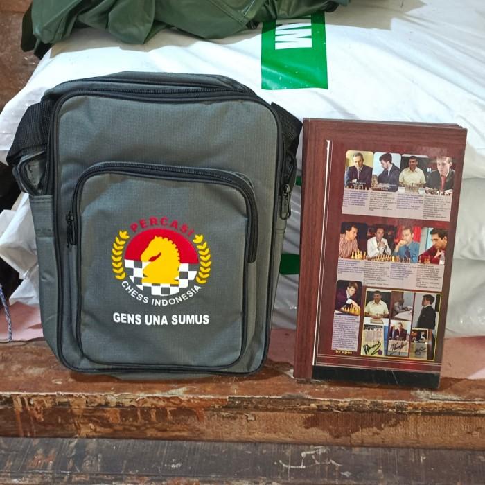 1 Set Papan Catur Kayu, Buah Kayu Dan Tas Catur