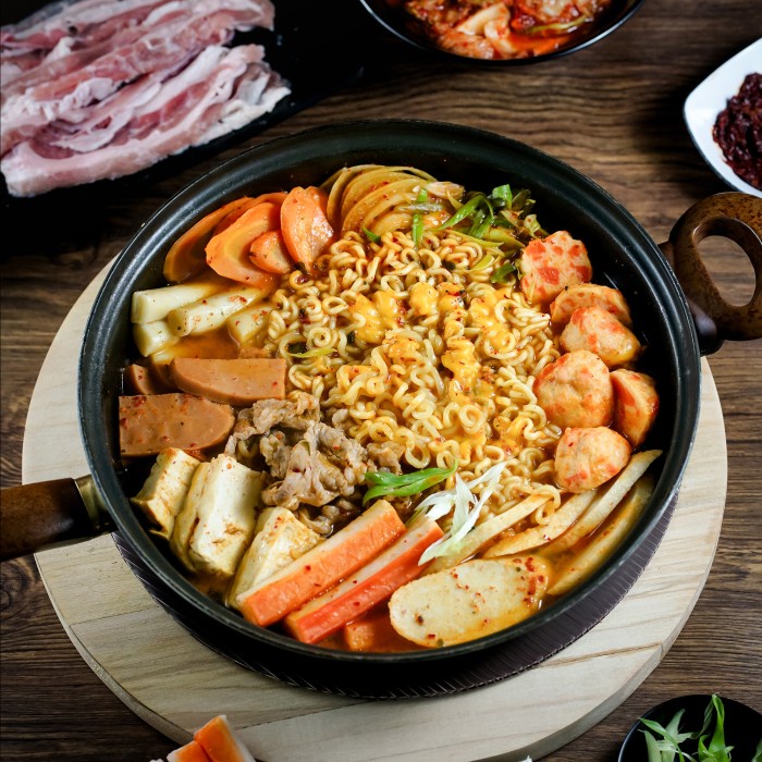 

Budae Jjigae / Ramen Korea / Mie Korea / Instant Ramen Korea + Kimchi Bestseller Mie Impor