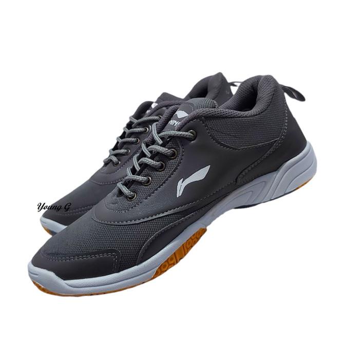 Sepatu Pria Badminton Lining Solid Abu Putih Olahraga Li Ning Sport