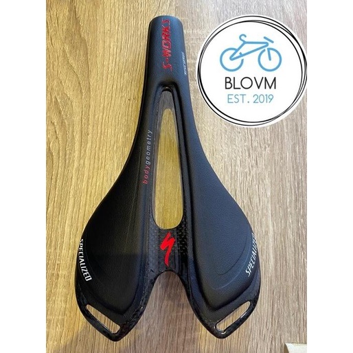 Sadel Carbon Sadel Roadbike Ringan Full Carbon Premium Quality