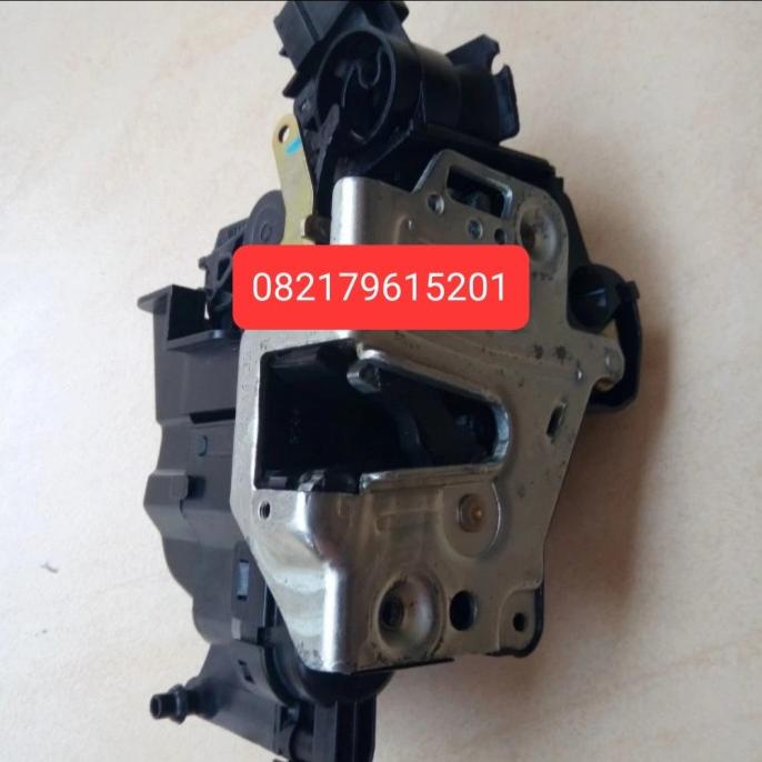 Door Lock depan kanan Mercedes-Benz W202 - W210