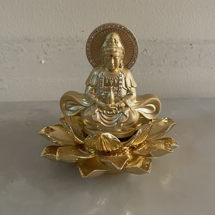 Patung dewi kwan im kuningan bisa taruh parfum di dalam patung