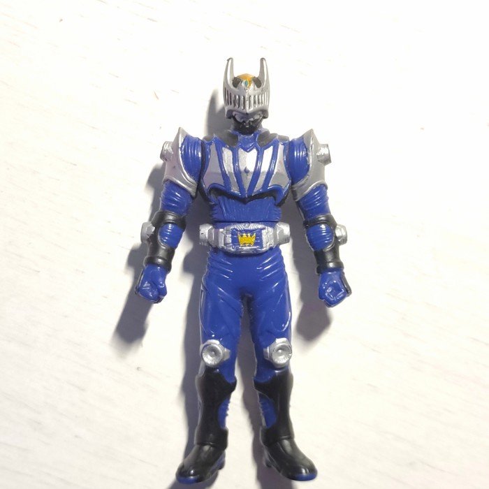 bandai rhs kamen rider dragon knight kabuto 9 cm masked rider figure telorayampuyuh