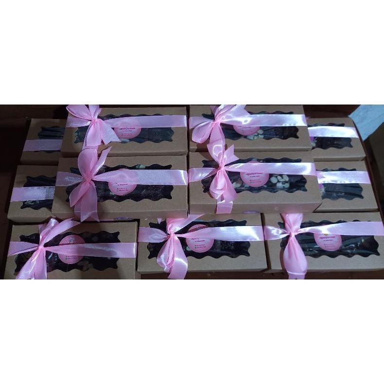 

tERLARIS Brownies Hari Natal dan tahun baru fudgy brownies /brownies custome/brownies Hari Raya/brownies ulangtahun/brownies Ucapan/ brownis Natal /brownies enak brownies Hari Guru Reguler DARK COKELAT PREMIUM