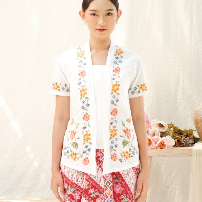 KEBAYA BATIK ENCIM PEKALONGAN LENGAN PENDEK MERADELIMA KATUN PUTIH