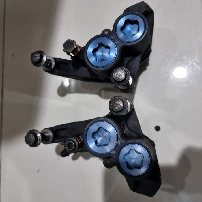 {BEKAS} Kaliper depan Sumitomo Yamaha YZF R6 R1 Fazer 600 4 piston kiri kanan Diskon