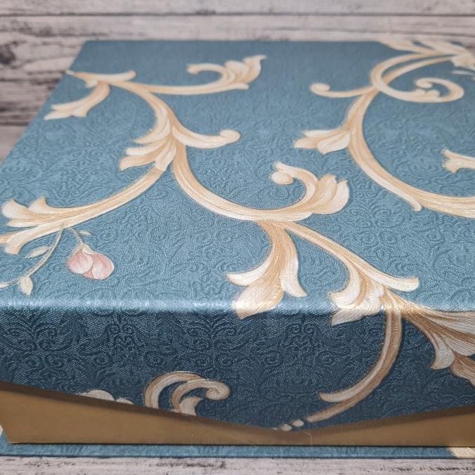 

Box magnet dasi Wallpaper Flower 22x22cm / kotak kue hardbox / hamper