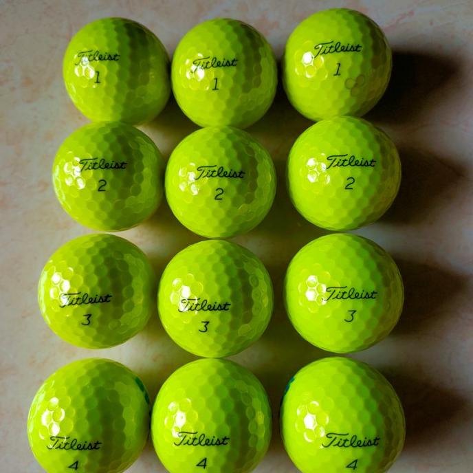 bola golf titleist AVX kuning