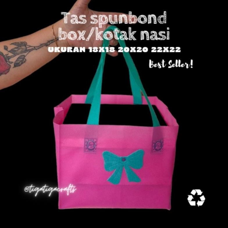 

Terjangkau BUNGA/PITA LUSINAN tas kain kotak nasi lusinan tas spunbond box tas syukuran tas kotak nasi 18x18 20x20 22x22 tas hajatan tas hampers kotak goodie bag box TAS BOX NASI TAHLILAN TAS BOX TASYAKURAN TAS KOTAK NASI CANTIK !