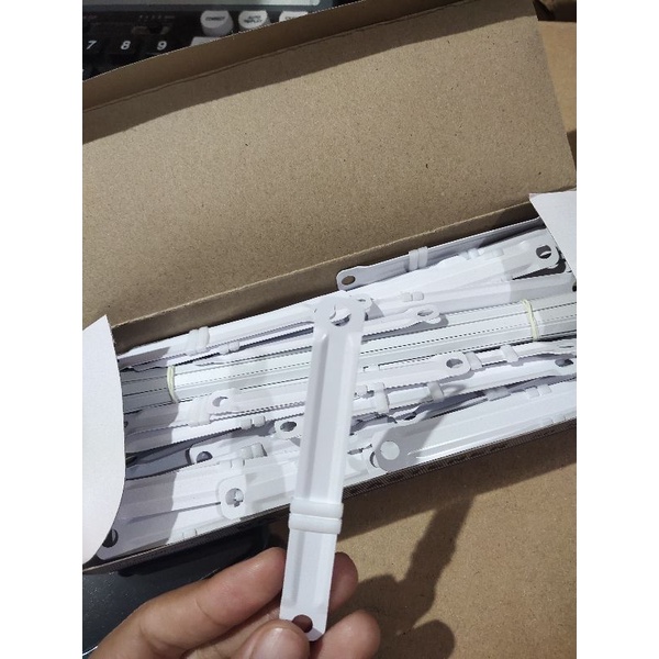 

Acco / Paper Fastener 8cm warna putih AMANDA
