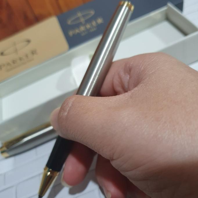 

Pulpen Parker IM New Original Rollerball Brushed Metal Gold Trim SS