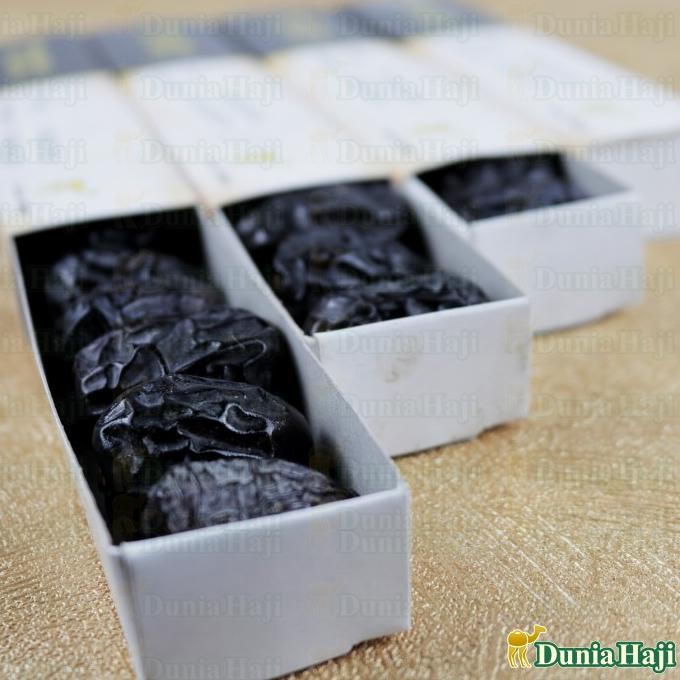

Kurma Seven 7 Ajwa Kurma Nabi Asli Arab Oleh Oleh Haji Dan Umroh /Pcs