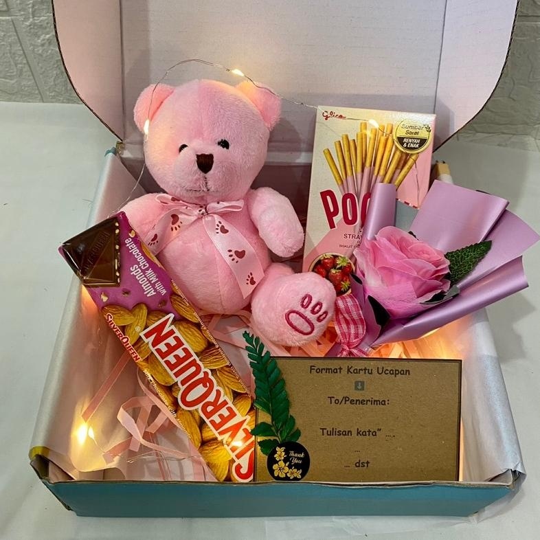 

Kado Boneka Snack Hampers Ulang Tahun Kado Ulang Tahun Aniversary Wisuda Kado Valentine Boneka Teddy Bear Buket Mawar Gift Box Hampers Dijual