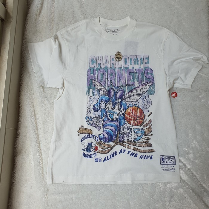 ✅Baru Mitchell And Ness Tee Charlotte Hornets Vintage White Berkualitas