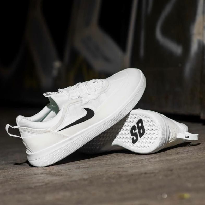 Jejak yang Berkesan SEPATU SNEAKERS SKATE PRIA NlKE SB NYJAH FREE WHITE BLACK ||
