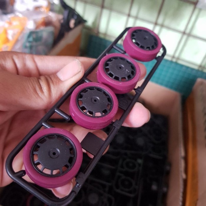 Tamiya Ban Maroon Velg Carbon Dish Medium