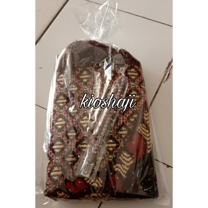 

Paket Sajadah Dewasa Beludru Free Tasbih Kayu, Oleh Oleh Haji Umroh | Adilano