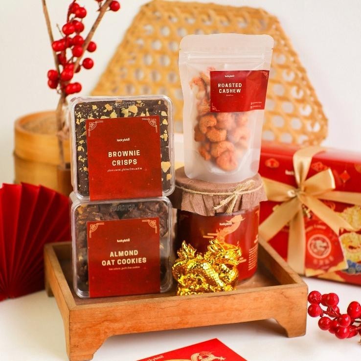 

CNY Hampers Imlek / CNY Hampers / Parcel Imlek - Semi Hardbox - Oatmeal Cookies + Red Velvet Cookies + Brownie Crisps + Kacang Mede + Miniatur Naga + FREE KARTU + PITA + VOUCHER + BUBBLE WRAP | LUCKYBITE