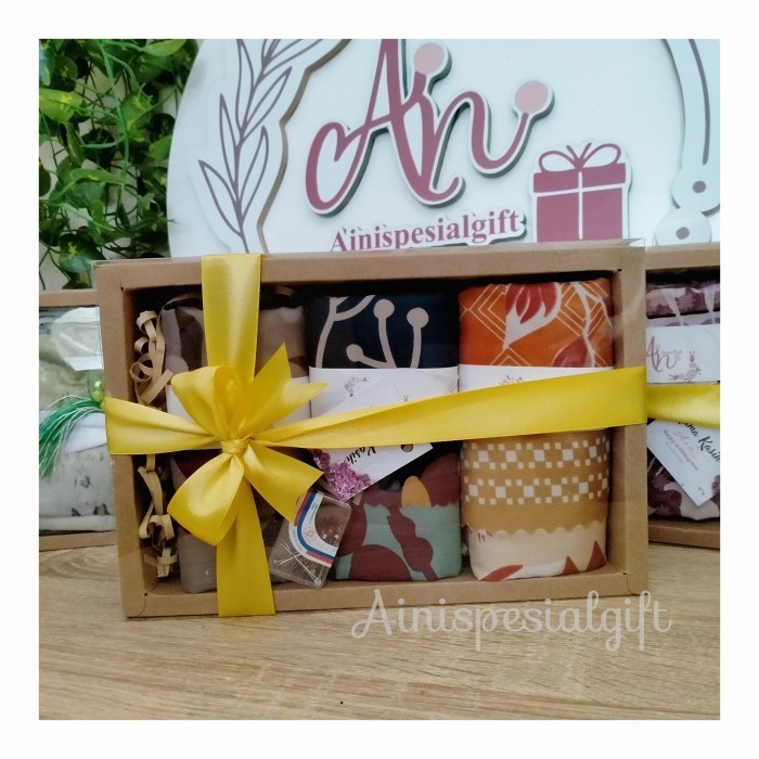 

Ready Hampers giftbox hadiah 3 Pcs Jilbab motif lasercut size 110x110cm kado