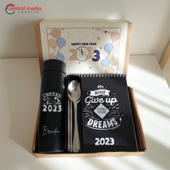 

Ready Hampers Custom Nama Tumbler Grafir Kalender Meja Kado Gift Set