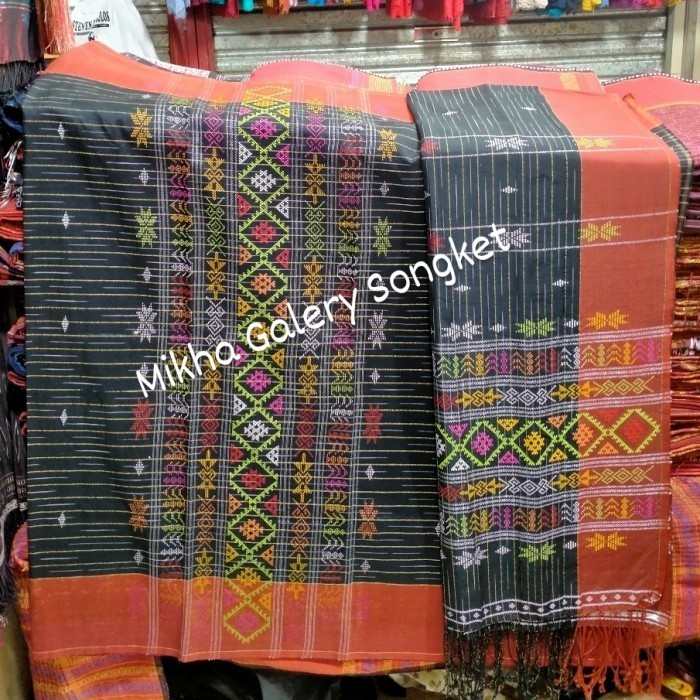 Songket Tarutung Sadum Sutra Motif Ragihotang Hitam