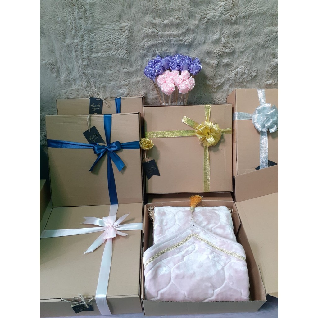 

Hampers Bingkisan Parcel Gift Souvenir Box Lebaran Idul Fitri Sajadah Premium Estetik Pink Tebal Murah Cocok untuk Kado Guru dan Seserahan dan Oleh oleh haji dan umroh