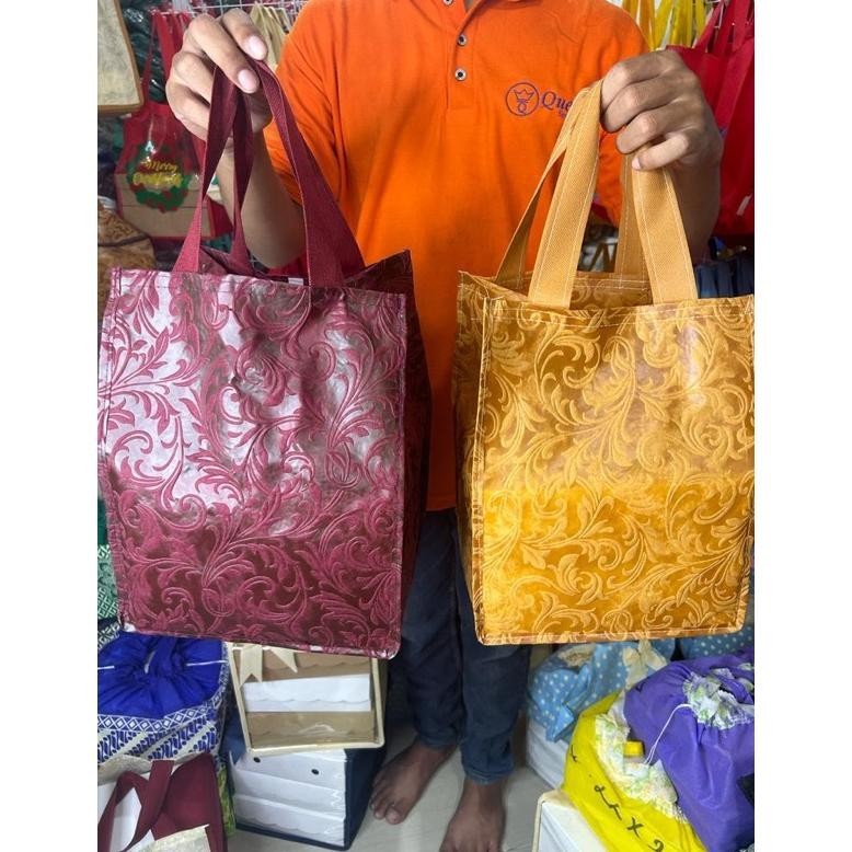 

Beli sekarang, perbarui gaya Anda." HARGA LUSIN ISI 12 BIJI-TAS HAJATAN EMBOS BOX NASI TEBAL 70 GSM ASLI BERTEKSTUR TIMBUL > PREMIUM 22x22x30 pxlxt ||