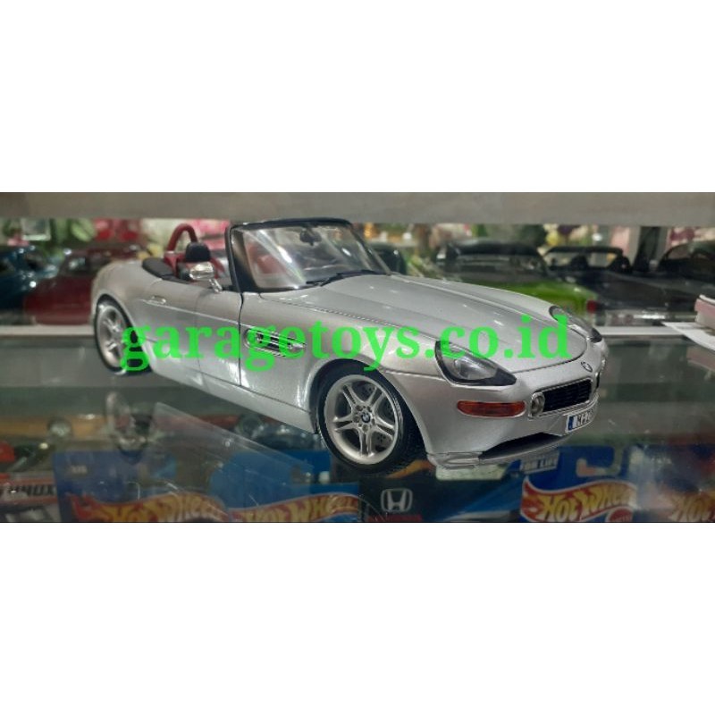 Bburago 1:18 Diecast BMW Z8 (007 James Bond Car)