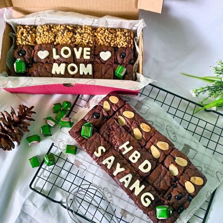 

Ready Fudgy Brownies Custom Sekat /Brownies Spesial Hari Ibu/Birthday Hampers (Free Kartu Ucapan) Bisa Cod