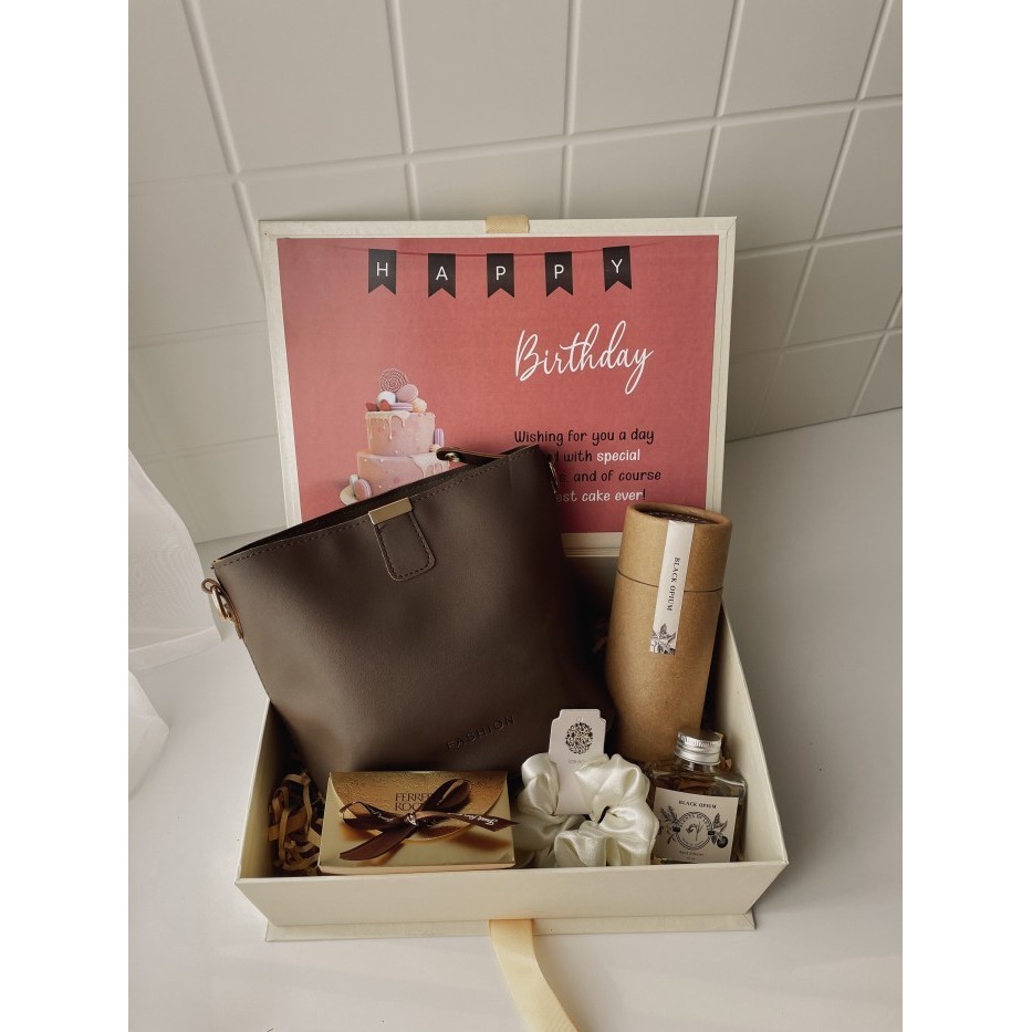 

Hampers Ultah Kado Ulang Tahun Wanita Anniversary Kado Wisuda Ut046