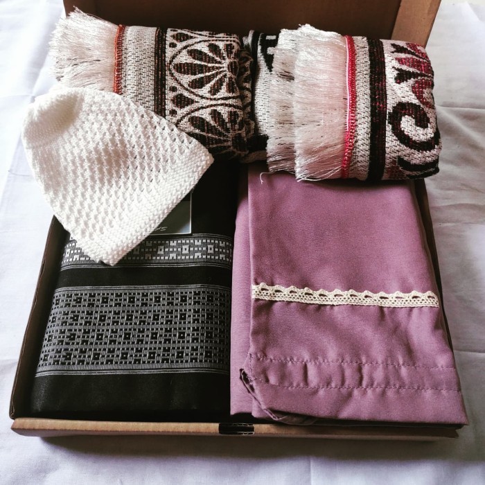 

Hampers Couple/ Kado Nikah Unik / Hampers Mukena / Hampers Alat Sholat