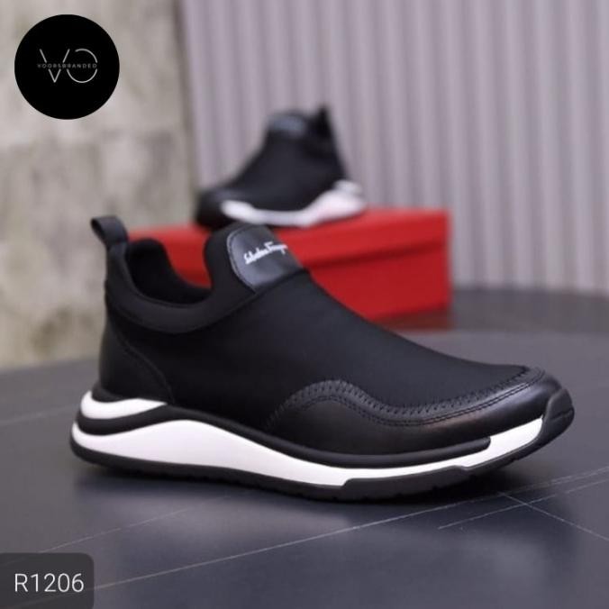 Sepatu Sneakers Slipon Casual Branded Pria /Sepatu Pria Tanpa Tali Mesandi