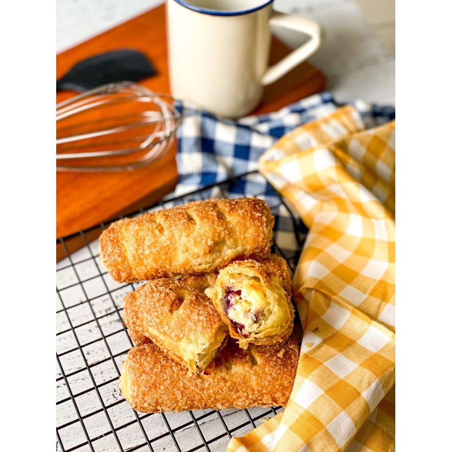 

Creamy Cheese Roll Pastry - Plain / Berry Cheese , Roti Sarapan Bakery