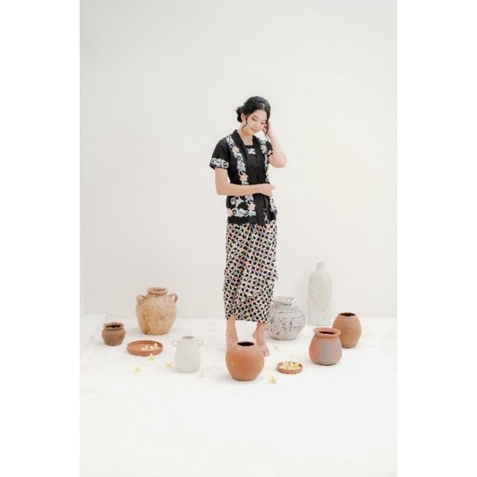 [SPECIAL EDITION] BIG SELLER Kebaya Encim Batik Lengan Pendek - Hitam Polos