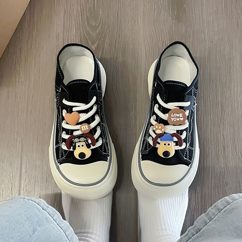 Sepatu Kanvas Wanita, Sneaker Online dan Musim Panas Super Populer dengan Rok Putih