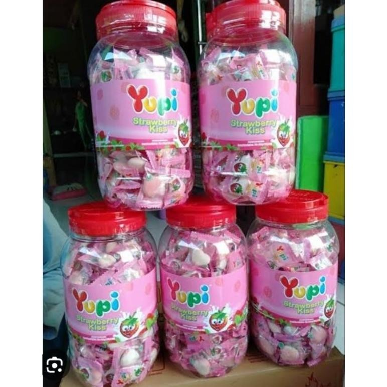 

Yupi Toples Strawberry/ Yupi Strawberry Toples Kiss 300Gram / Yupi Kiss Strawberry 300 Gram