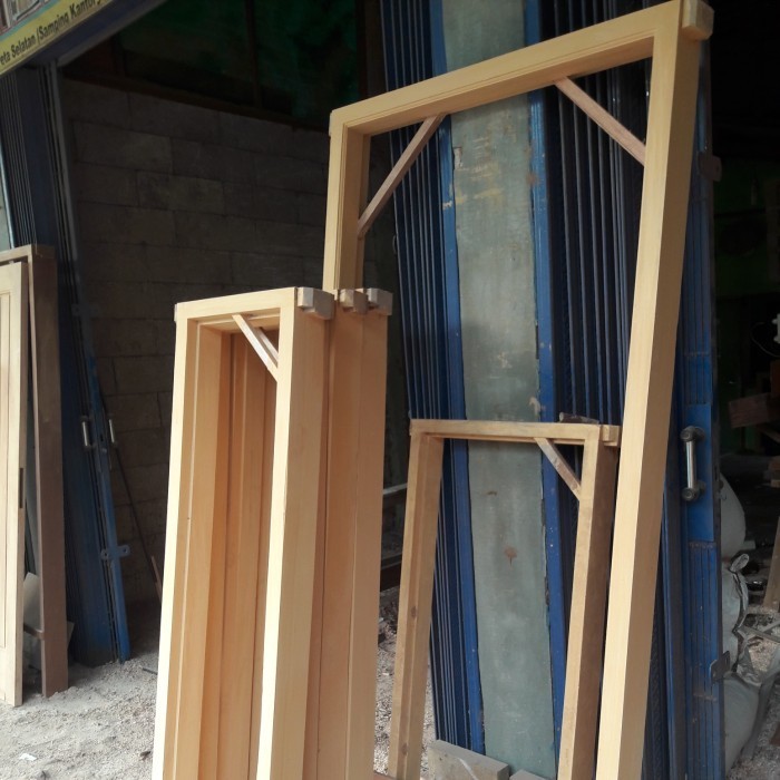 KUSEN PINTU KAYU MERANTI