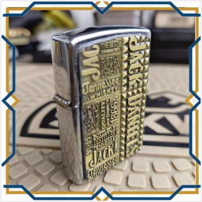 [CLS] ZIPPO BEKAS ORIGINAL 1997 DITAMBAH EMBLEM CUSTOM BARU MANTAP