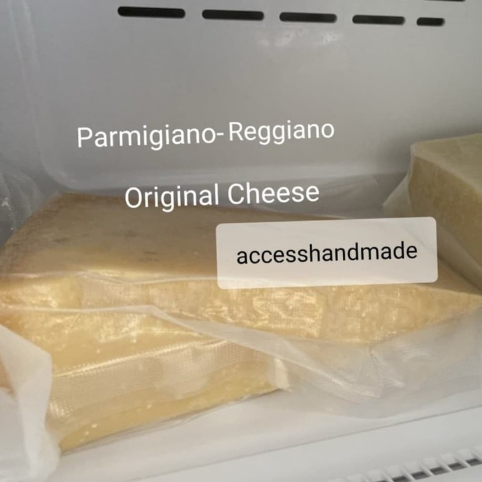 

PARMIGIANO REGGIANO HARD CHEESE KEJU MIRIP PARMESAN CRUSH SLICE 100GR