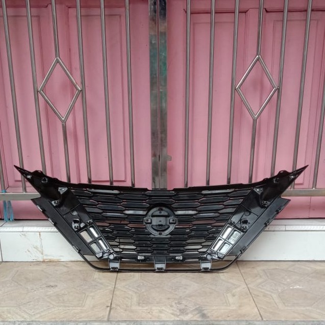 Grill Nissan Grand Livina Tahun 2019
