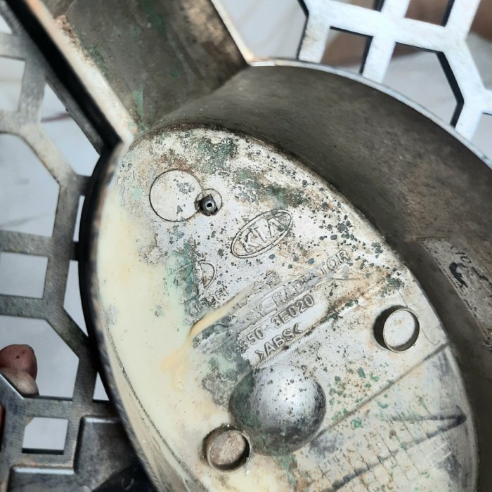 Grill Mobil Kia Sorento Tahun 2003 2004 2005 2006