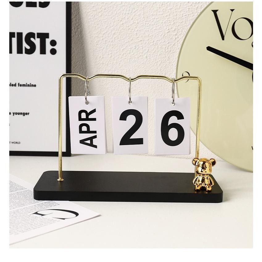 

PIU Kalender Meja Beruang kalender ornamen ruang tamu ruang kantor kalender desktop kantor kreatif kerajinan logam besi Eropa Bear calendar ornament living room office desktop calendar TERLARIS
