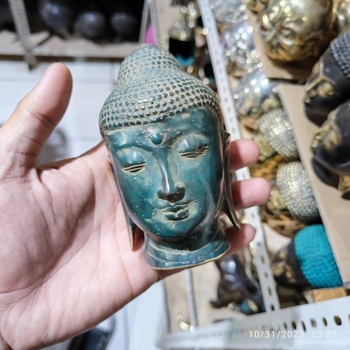 patung kepala buddha hijau antik