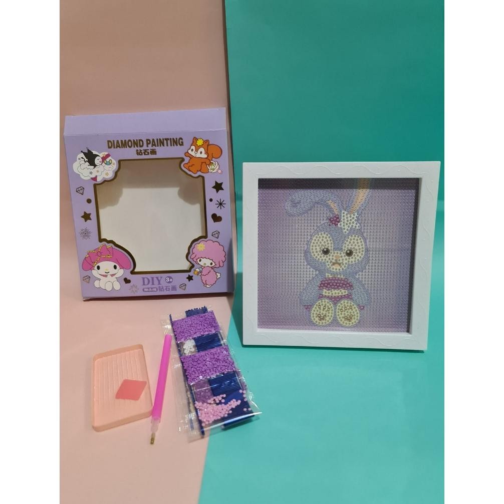 

DIAMOND PAINTING STICKER PLUS FRAME / STIKER LUKIS BERLIAN SANRIO PLUS BINGKAI FOTO / STIKER DIAMON PAINTING FRAME MELODY - KUROMI - CHINNAMOROL - HELLOKITTY MELEDAK