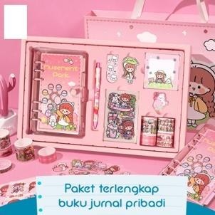 

PROMO Paket Jurnal Set/Gift Box Hampers anak/Hadiah / Notebook Journal Diary / 6 in 1 Boba Alat Buku Tulis Lengkap Scrapbook Cute Girl Sanrio Cinnamoroll My Melody Kuromi Panda Peach Kelinci Duffy Cat Sweetheart Cake Shop Import Grosir Ready COD qw-7