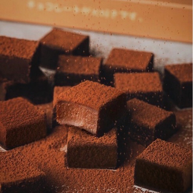 

Ready PROMO Bundling 2 small box Japanese Chocolate The Brown Hare