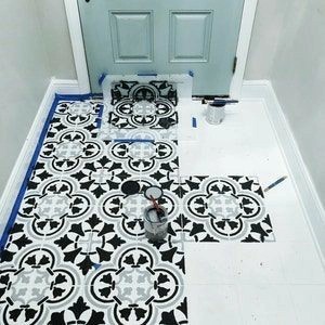 

Stencil cetakan cat dinding motif Augusta ukuran 31 x 31 bahan tebal