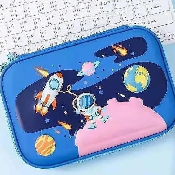 

Kotak Pensil 3D Timbul Anak Laki Tempat pensil Dino Astronot Mobil